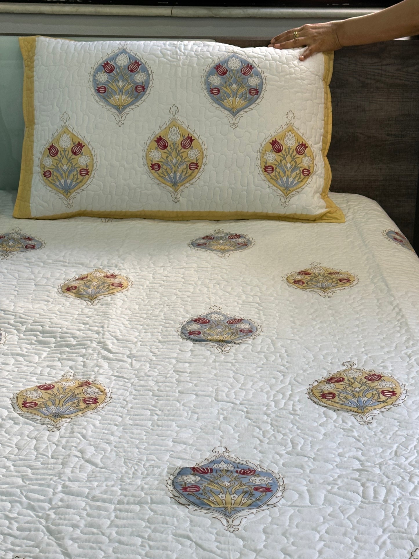 ZEENAT QUILTED BED COVER