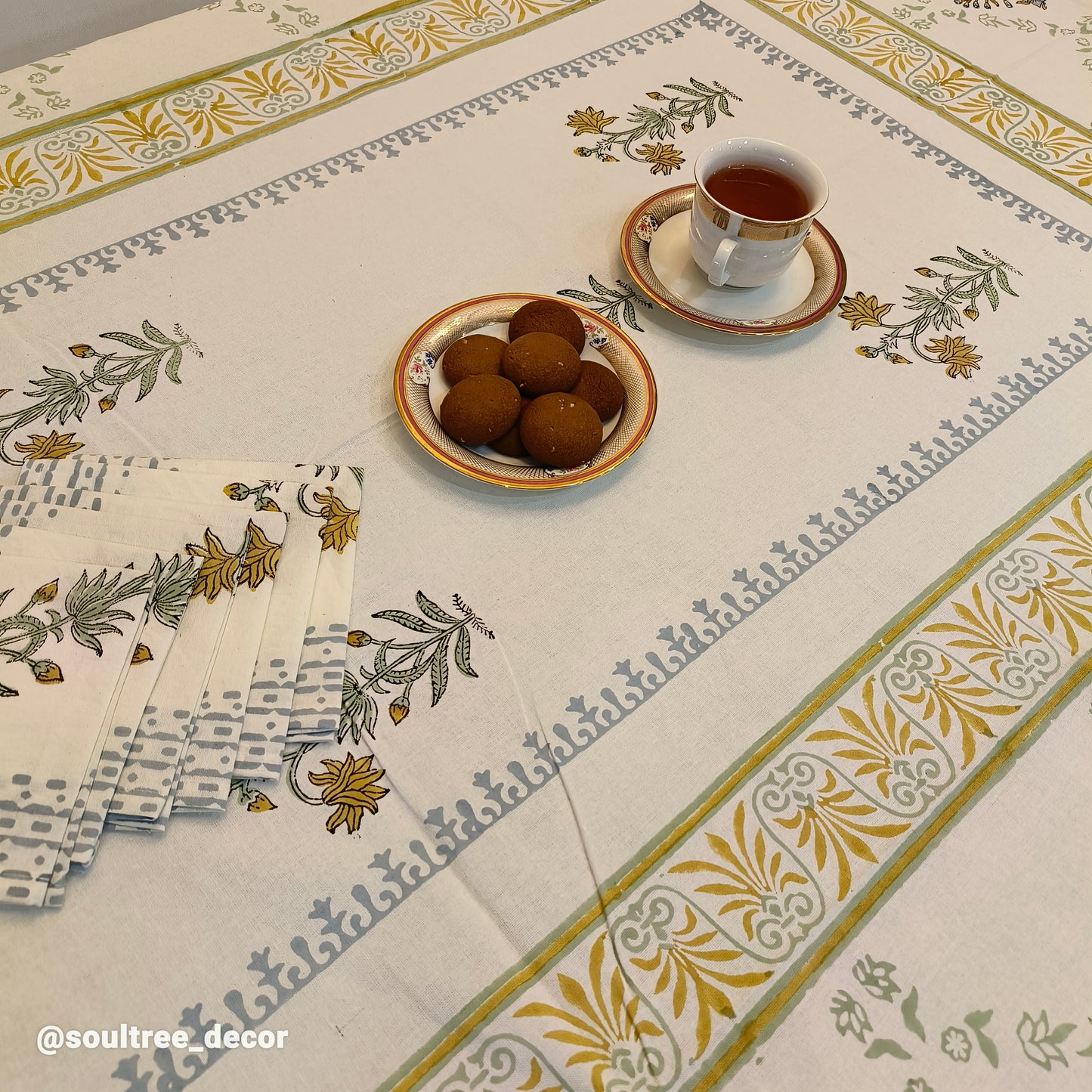 WHITE TABLE COVER 1+6