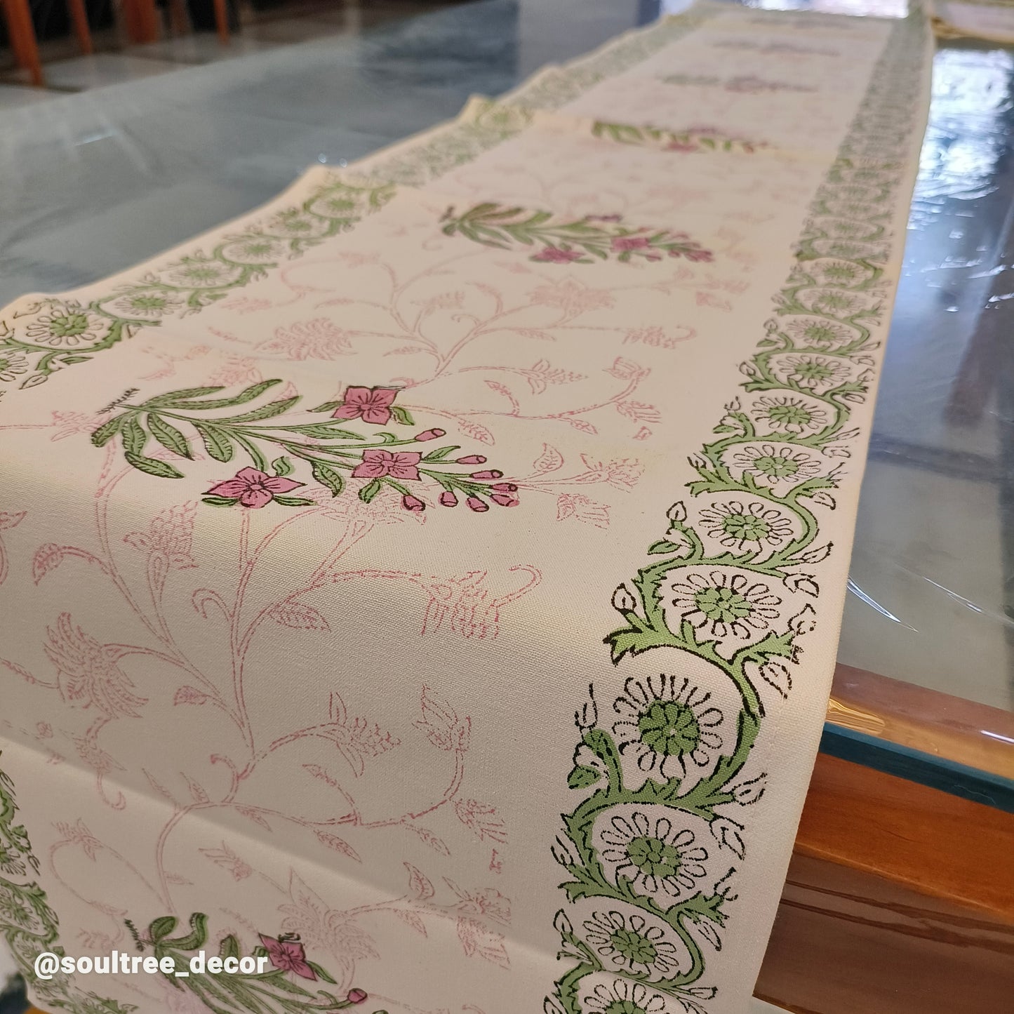 TABLE RUNNER WITH 6 MATS